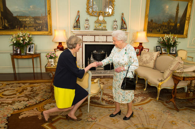 La reine Elizabeth II accueille la première ministre Theresa May au palais de Buckingham, le 13 juillet 2016, à Londres. 