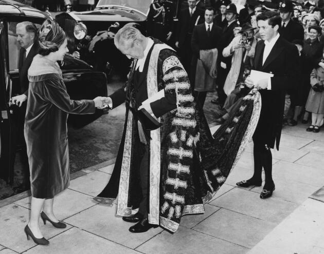 La reine Elizabeth II rencontre le premier ministre britannique Harold Macmillan, lors d’une visite à Oxford, le 4 novembre 1960.