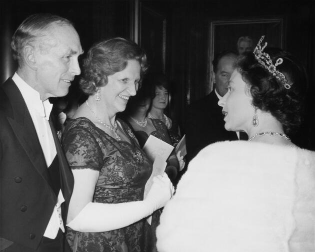 La reine Elizabeth II rencontre le premier ministre Sir Alec Douglas-Home, et Lady Home, au County Hall de Londres, le 11 novembre 1964.