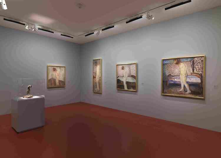 En proie à de violentes angoisses, dépressif et dôté d’une âme tourmentée, Edvard Munch (1863-1944) était ouvert « aux débats esthétiques de son temps ». Il a entretenu un dialogue constant avec les formes de représentation les plus contemporaines, comme la photographie, le cinéma et le théâtre. Cette exposition le prouve en réunissant 140 œuvres, dont une soixantaine de peintures, cinquante photographies en tirages d’époque, des œuvres sur papier, des films et l’une des rares sculptures de l’artiste.