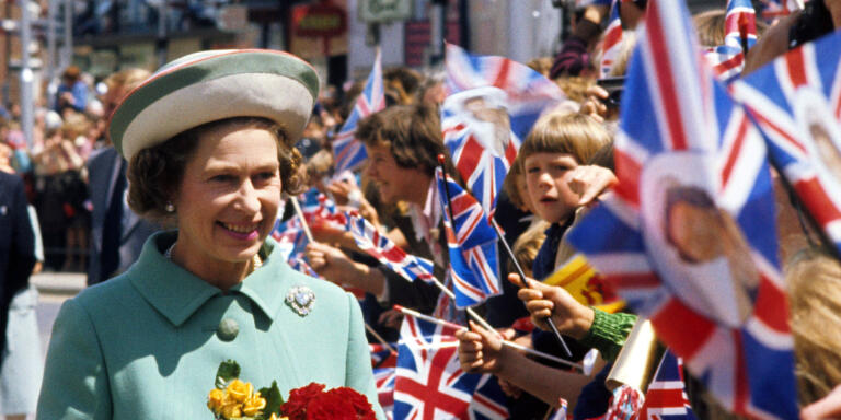 File photo dated 29/06/77 of Queen Elizabeth II on a walk-about in Portsmouth during her Silver Jubilee tour of Great Britain. She marked 25 years on the throne with a busy UK tour, visiting 36 counties over 10 weeks, as well as travelled 56,000 miles around the world in celebration. ... Queen's reign in pictures ... 23-08-2015 ... Portsmouth ... UK ... Photo credit should read: PA/PA Wire. Unique Reference No. 23887533 ... Issue date: Sunday August 23, 2015. Queen Elizabeth II has been monarch for more than 63 years and is set to become Britain's longest reigning monarch on September 9. See PA story ROYAL Reign Photos. Photo credit should read: PA Wire /ABACAPRESS.COM
