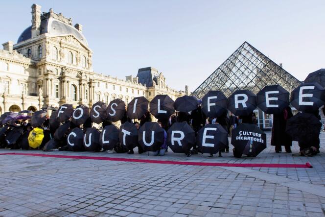 L’association 350.org s’oppose au mécénat de Total au Louvre, décembre 2015.