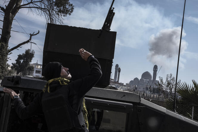 Dans le quartier Mohandessine, à Mossoul, le 17 janvier 2017, les forces d’élite s'approchent de la grande mosquée de Mossoul, derrière laquelle une bombe de la coalition vient d'exploser.