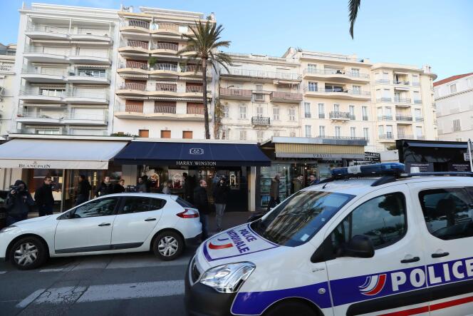 Des voitures de police sur la croisette de Cannes, le 18 janvier.