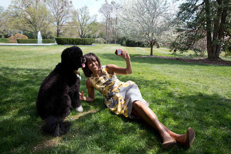 11 avril 2013. Michelle Obama prend un selfie avec Bo, le chien de la famille Obama, sur la pelouse de la Maison Blanche.