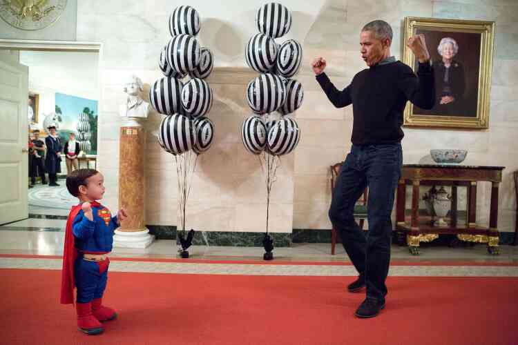 31 octobre 2016. Le président s’amuse avec un enfant déguisé en Superman à l’occasion de la fête d’Halloween.