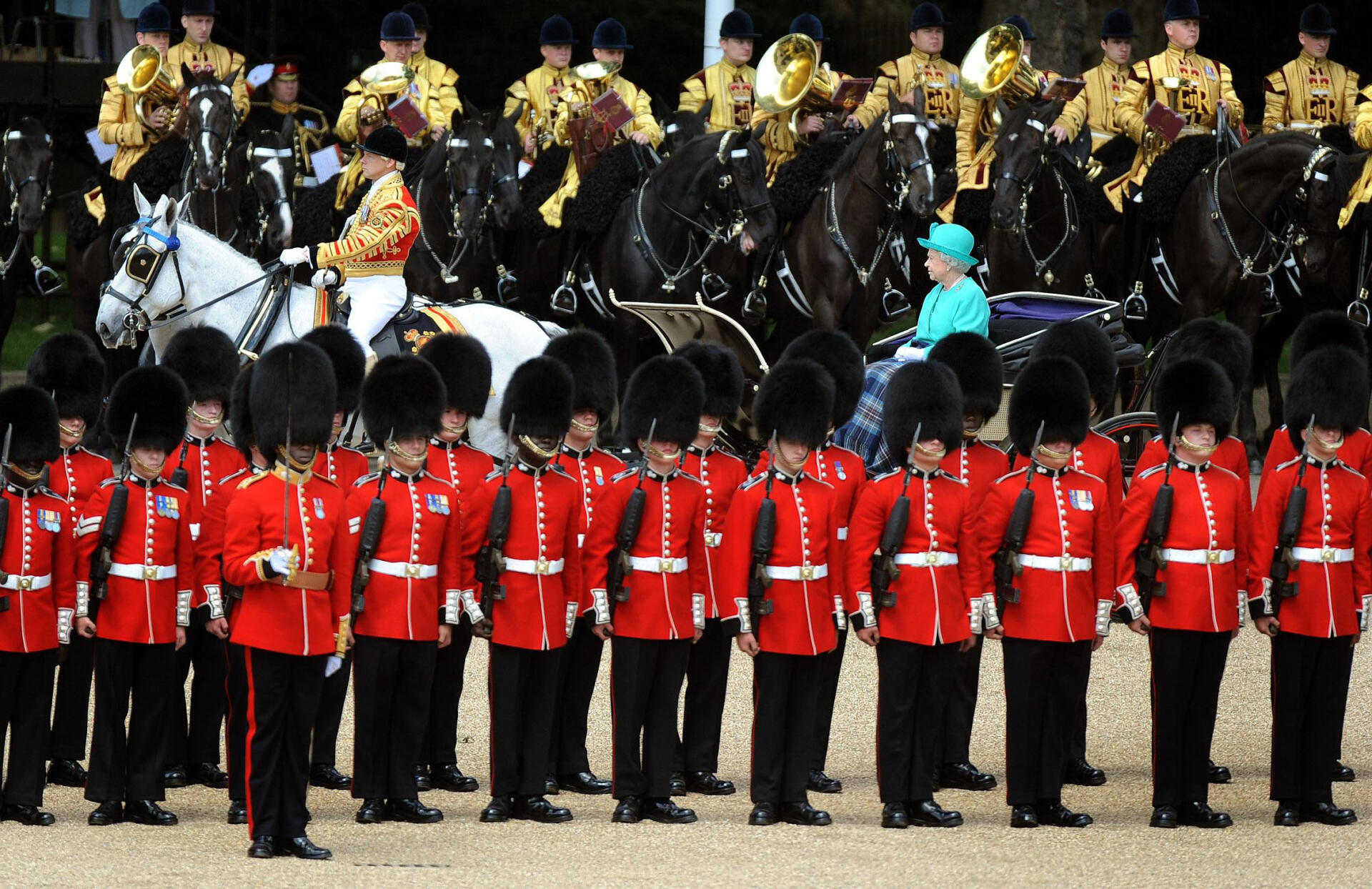 Elizabeth lors du Salut aux couleurs (« Trooping the Colour »), en juin 2008. Cette cérémonie célèbre officiellement chaque année l’anniversaire du monarque britannique.