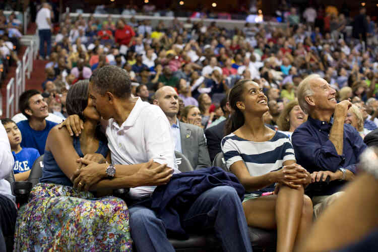 16 juillet 2012. Dans les stades américains, les couples qui sont filmés par la « Kiss Cam » et retransmis sur les écrans du stade doivent s’embrasser. Un rituel qu’ont respecté Michelle et Barack lors d’un match de basketball.