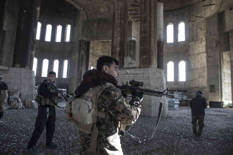 Offensive des forces spéciales pour la reprise de la grande mosquée, à Mohandessine.
