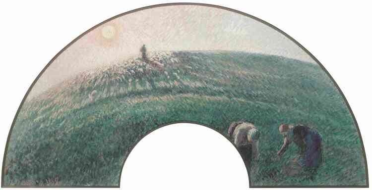 Christophe Duvivier : « Avec une soixantaine d’éventails, Pissarro est l’impressionniste qui a été le plus inventif dans ce domaine rendu populaire par le japonisme. Les fines touches croisées de ce troupeau de moutons, soleil couchant, signalent l’appartenance de cette composition à sa période néo-impressionniste. Les moutons sont enveloppés par la lumière d’une fin de journée qui est décomposée en couleurs complémentaires tandis que l’horizon se courbe pour dialoguer avec la forme décorative de l’éventail. »