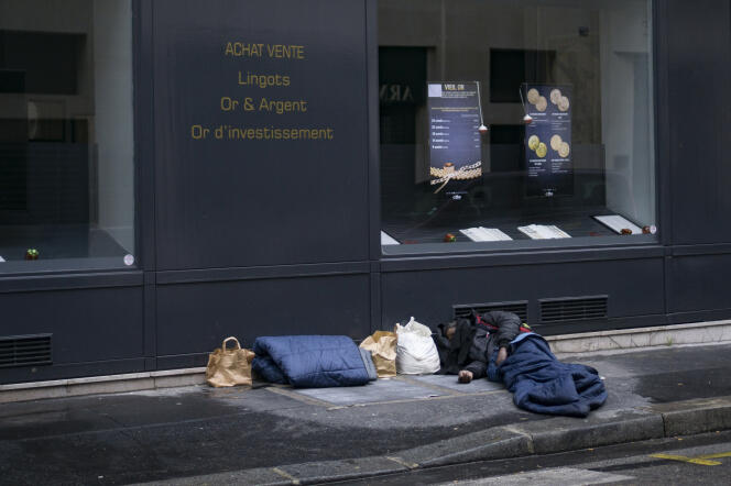 Un sans-abri, dormant à Paris, sur un trottoir, le 8 janvier 2017.