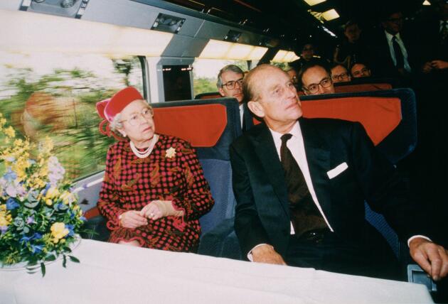 Elizabeth II et le prince Philip, duc d’Edimbourg, à bord de l’Eurostar, lors de l’inauguration du tunnel sous la Manche, le 6 mai 1994.