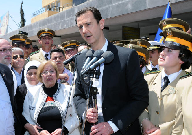 Bachar Al-Assad en mai 2015 en visite dans une école de Damas