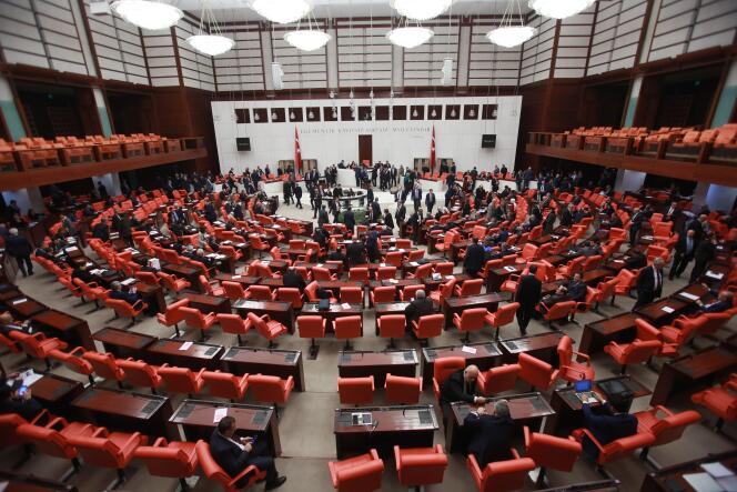 Lors du vote sur le projet de révision constitutionnelle au Parlement turc, le 21 janvier.