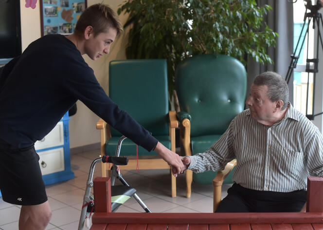 Un adolescent et un homme atteint de la maladie d’Alzheimer dans une maison de retraite de Saint Quirin, en octobre 2016.