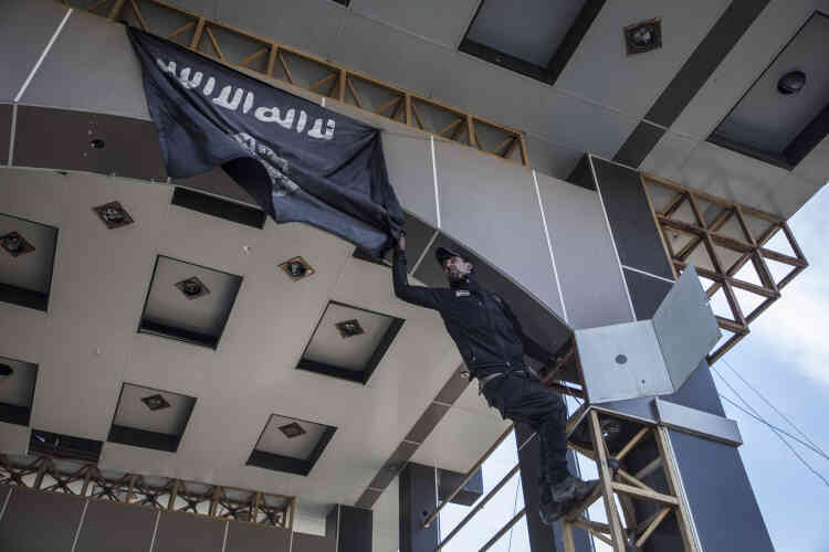 Les forces spéciales irakiennes arrachent le drapeau de l'Etat islamique à l'entrée de l'hôpital Ibn Al-Atheer.