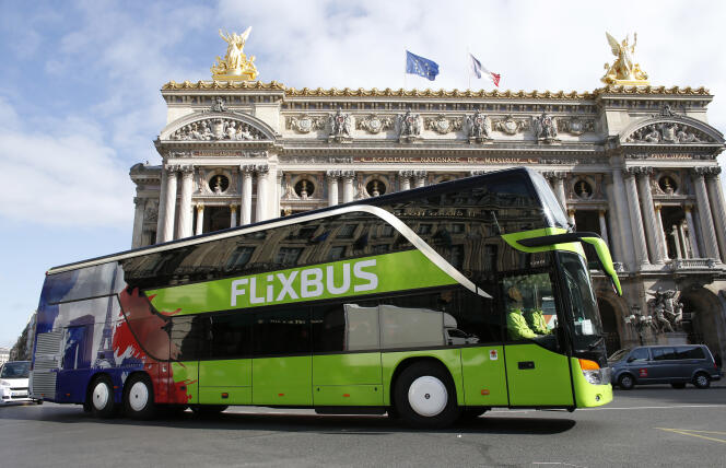 Un car Flixbus devant l’Opéra de Paris, le 19 mai 2015.