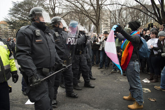Face à face entre police et manifestants sur K Street à Washington le 20 janvier.