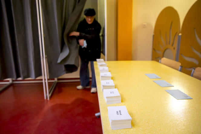 Premier tour de la primaire de la gauche pour la présidentielle 2017. Bureau de vote dans l’école Jean-Jaurès à Trappes, Yvelines, dimanche 22 janvier 2017.