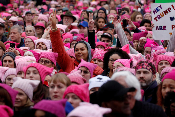 De nombreuses manifestantes arboraient des bonnets roses avec deux oreilles, en référence à la chatte (l’animal) pour dénoncer les propos orduriers de Donald Trump sur les femmes.