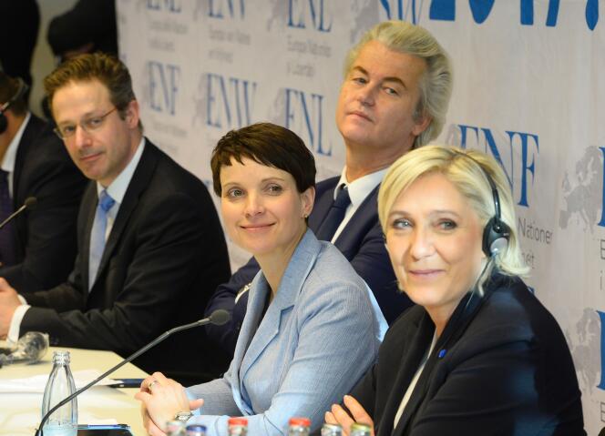 La dirigeante d’Alternative pour l’Allemagne, Frauke Petry, entourée du Néerlandais Geert Wilders, du Parti pour la liberté, et de la Française Marine Le Pen, du Front national, lors d’une réunion organisée à Coblence (Rhénanie-Palatinat), le 21 janvier.