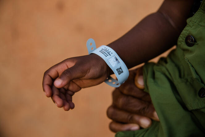 Un bracelet de naissance servant à recenser les nouveau-nés au Burkina Faso, lié à l’application ICivil.