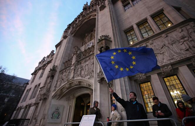 Le drapeau européen brandi devant la Cour suprême de Londres.