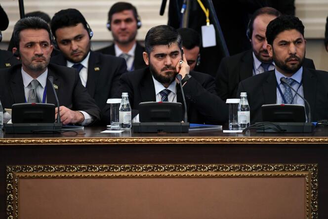 Mohammed Allouche (au centre), le chef de la délégation des rebelles syriens, à Astana, le 23 janvier.