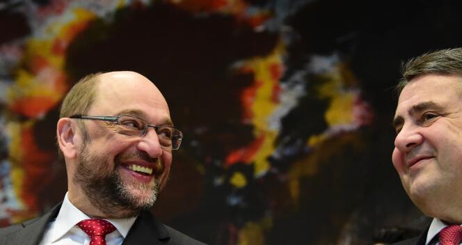 L’ancien président du Parlement européen Martin Schulz (à gauche) et le vice-chancelier d’Allemagne, Sigmar Gabriel, lors d’une réunion extraordinaire du groupe parlementaire SPD, le 25 janvier 2017, à Berlin.