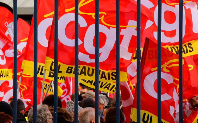 Des militants de la CGT manifestent devant truibunal d’Amiens, le 11 janvier, pour demander l’acquittement d’anciens salariées de Goodyear.