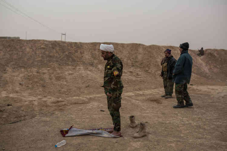 L’imam qui accompagne la brigade Ali Al-Akbar prie aux abords du front de la bataille à Aswah, au sud-ouest de Mossoul.