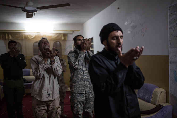 Base militaire de la milice Hachd Al-Chaabi au sud-ouest de Mossoul, à l’heure de la prière.