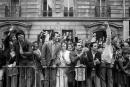 Des sympathisants expriment leur joie, rue de Solférino à Paris, le 10 mai 1981, à l'annonce de l'élection de François Mitterrand à la présidence de la République. (FILM) AFP PHOTO/DOMINIQUE FAGET / AFP PHOTO / DOMINIQUE FAGET