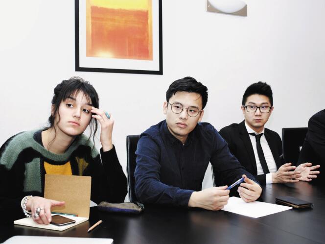 Rui Wang (au centre), président de l’Association des jeunes Chinois de France, et ses amis militants.