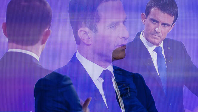 Benoît Hamon et Manuel Valls sur le plateau du débat télévisé, mercredi soir.