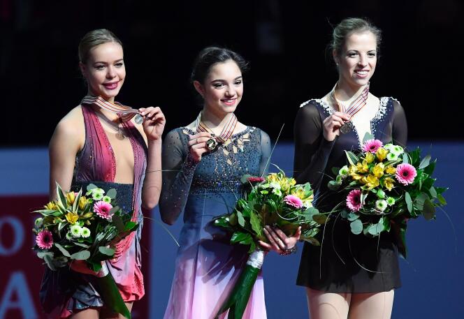 De gauche à droite : la Russe Anna Pogorilaya (argent), la Russe Evgenia Medvedeva (or) et l’Italienne Carolina Kostner (bronze) lors des championnats d’Europe de patinage artistique.