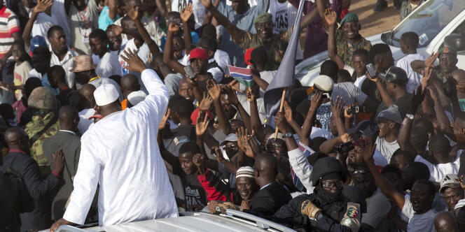 La foule a accueilli Adama Barrow à son arrivée à l’aéroport de Banjul, le 26 janvier.