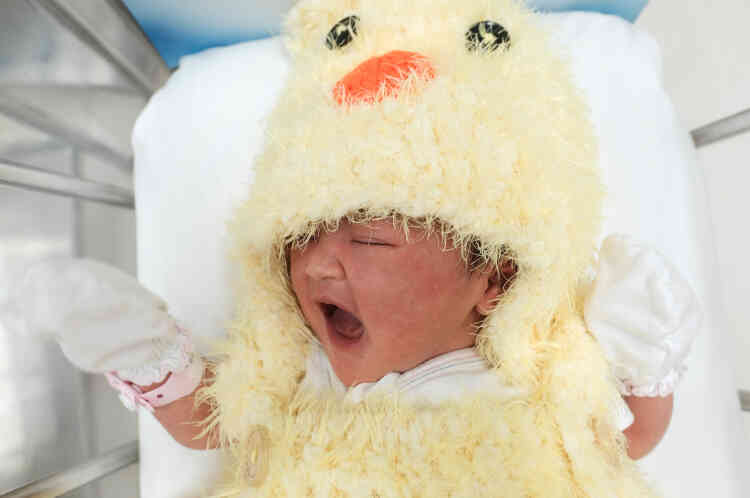 Un nouveau-né habillé en coq dans une maternité de Bangkok, pour fêter le nouvel an lunaire chinois, le 27 janvier.