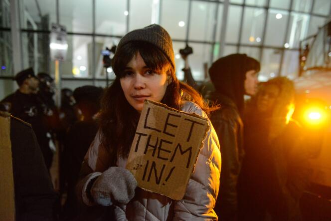 Une manifestante proteste contre le décret anti-immigration du président étasunien, en janvier 2017, à New York.