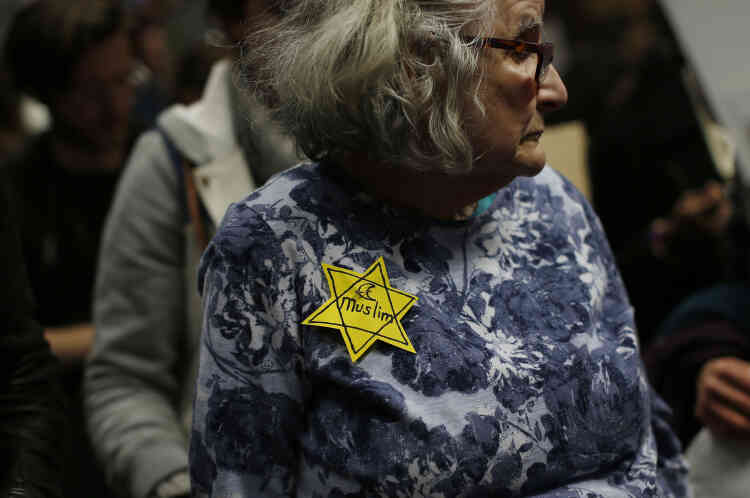 A l’aéroport de San Francisco, samedi 28 janvier, une femme porte une étoile jaune, en référence à celles des déportés juifs, mais sur son étoile, on peut lire « musulman ».