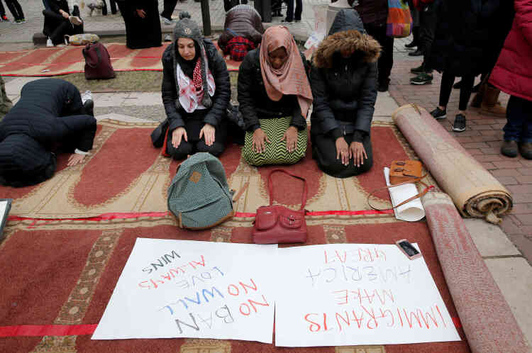A Boston, des musulmanes prient durant la manifestation contre le décret de Donald Trump, dimanche 29 janvier.