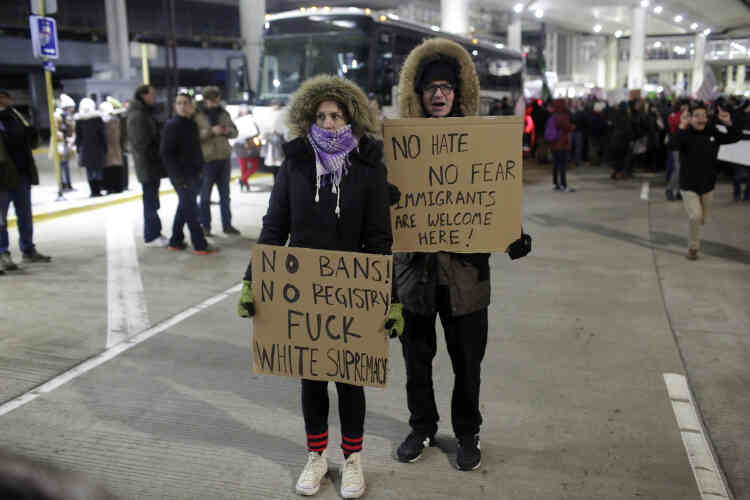 A Chicago, dans la nuit de samedi à dimanche, les manifestants affrontent le froid, pour faire passer un message : « Pas de haine, pas de peur, les immigrants sont les bienvenus. »