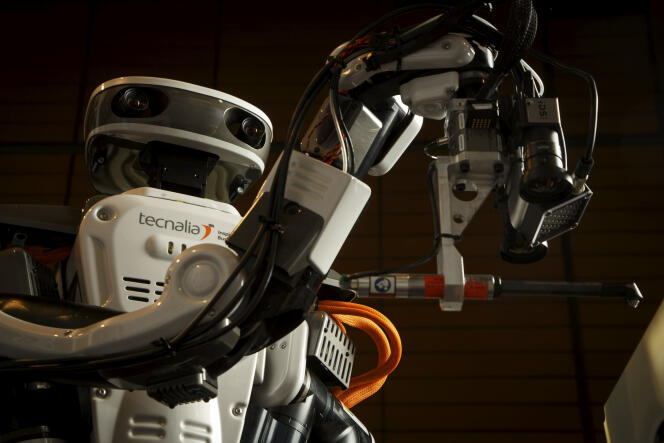 « Hiro », un robot spécialisé dans la manipulation de pièces aéronautiques.
