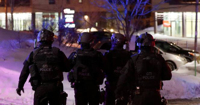 Des policiers devant la mosquée visée par l’attaque à Québec, le 29 janvier.