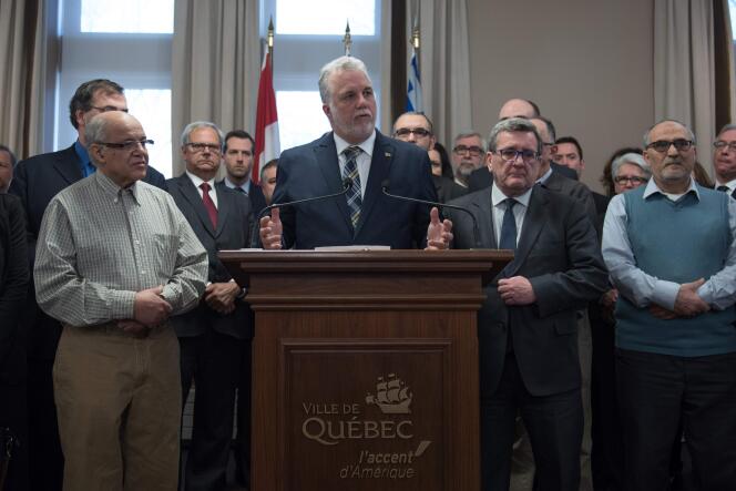 Le premier ministre du Québec Philippe Couillard, le maire de la ville Régis Labeaume donnent une conférence de presse le 30 janvier à Québec avec des représentants de la communauté musulmane de la ville.