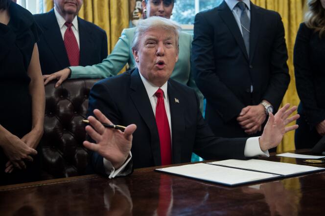 Donald Trump, dans le bureau Ovale de la Maison Blanche, le 30 janvier à Washington.