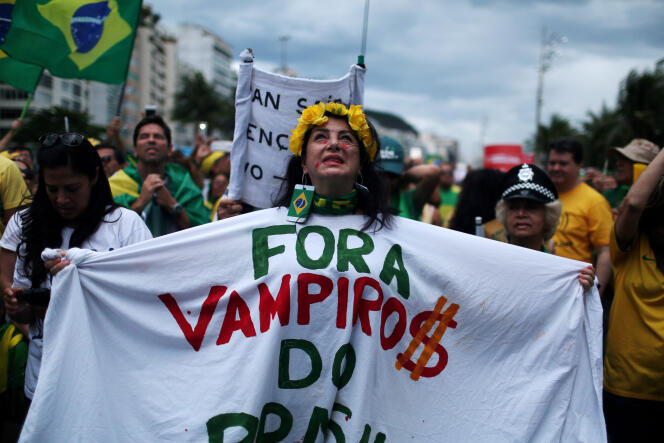 Une manifestante, le 4 décembre à Rio de Janeiro, au Brésil le 4 décembre.