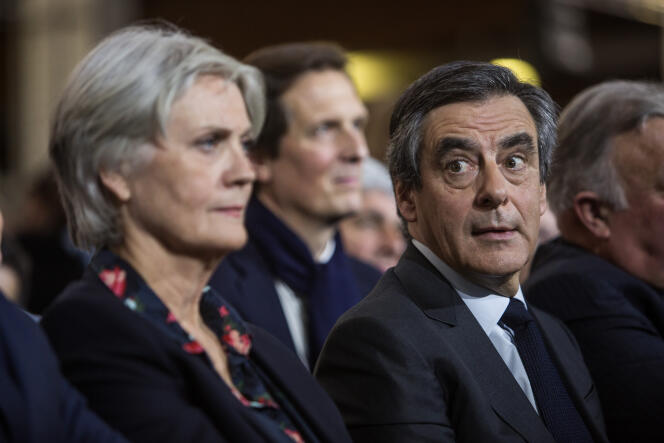 Meeting de François Fillon, candidat à la présidentielle à la porte de la Villette. Plus de 10 000personnes ont fait le déplacement. François Fillon et sa femme viennent de s'installer au premier rang.