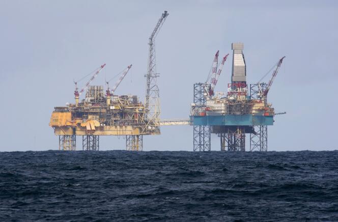 « Les Etats-Unis produisent en grande quantité du pétrole de schiste à un coût compris entre 50 et 70 dollars. Bientôt, ils n’auront plus besoin d’importer de pétrole ». (Photo : plates-formes pétrolières en mer du Nord, au large d’Aberdeen, en Ecosse).