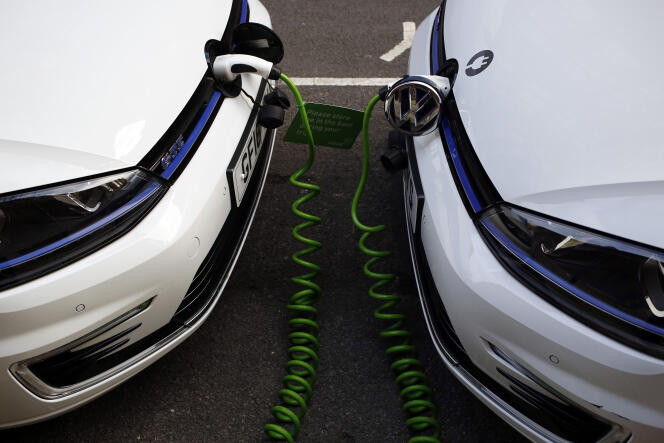 Des voitures Volkswagen électriques branchées sur un point de recharge à Londres, en janvier.